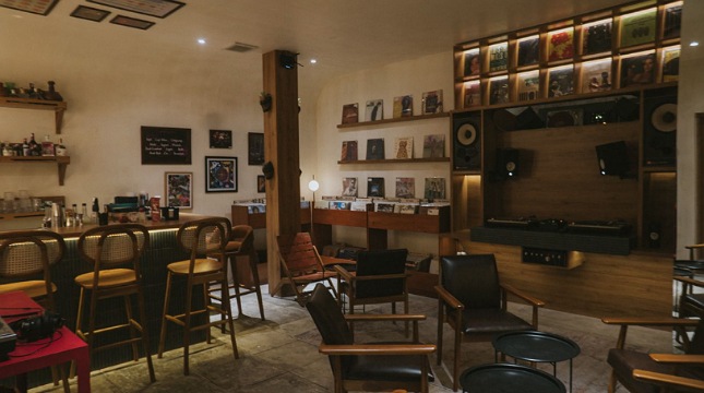 Vinyl-Listening Bar