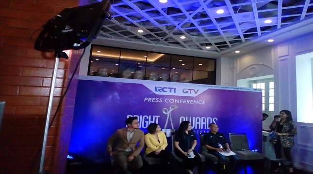 Dini Putri, Programing dan Production Director RCTI bersama Arie Untung dan istri.