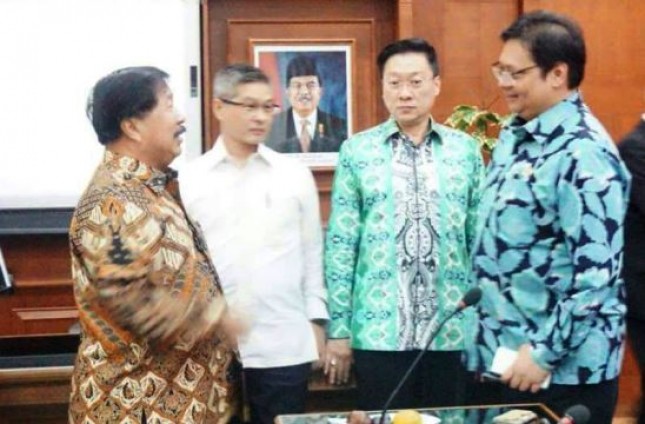  Wakil Ketua Umum Kadin Johnny Darmawan dan Menperin Airlangga Hartarto (Foto ist)