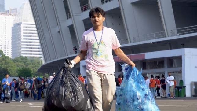 Suporter membersihkan sampah di GBK berkolaborasi dengan Bank Mandiri