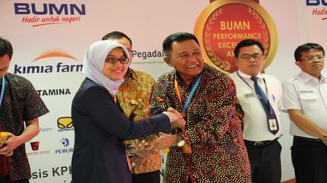 Ketua Dewan Pembina Kementerian BUMN Wahyu Hidayat kanan dan Kepala Divisi Perencanaan dan Pengembangan Jamkrindo Alia Nur Fitri