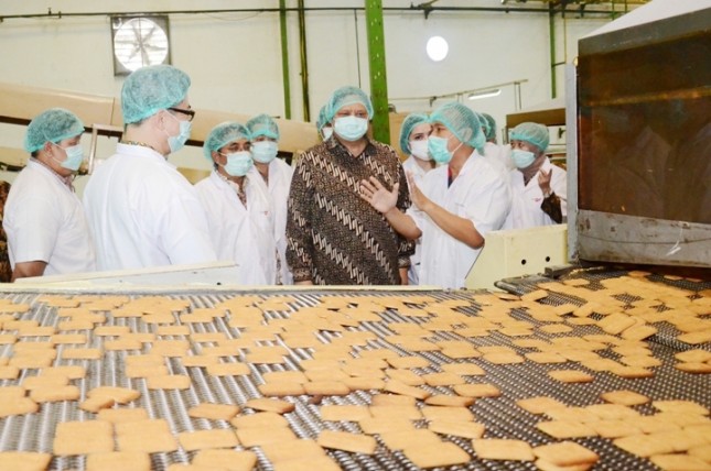 Menteri Perindustrian Airlangga Hartarto berkunjung ke pabrik Tiga Pilar Sejahtera