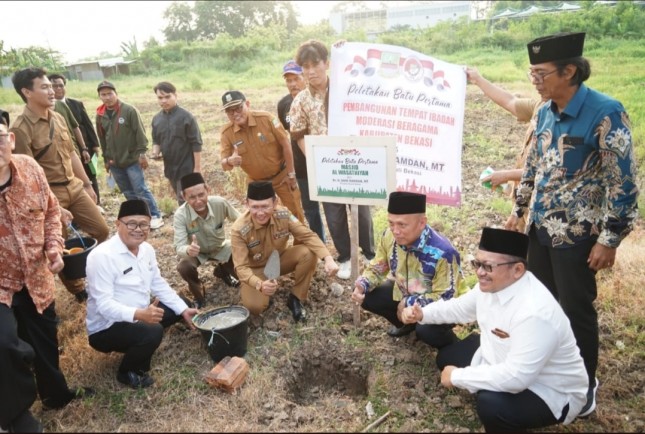 Plt. Bupati Bekasi Dani Ramdan saat meninjau lahan hibah Jababeka untuk Taman Wisata Religi