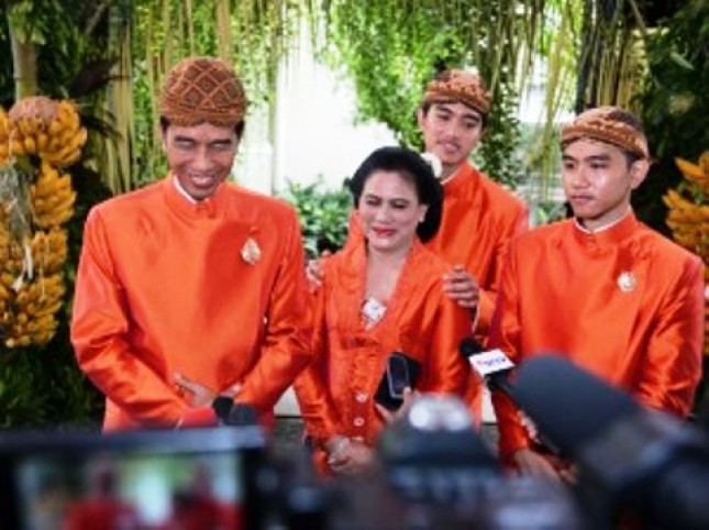 Presiden Jokowi didampingi Ibu Negara Iriana saat memberikan keterangan kepada pers di Surakarta, Selasa (7/11). (Foto: BPMI)