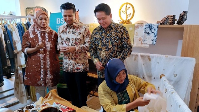Direktur Utama BSI Hery Gunardi (kanan kedua) menemani Wakil Gubernur Jawa Timur Emil Dardak (kedua kiri) bersama salah satu pemenang BSI Talenta Wirausaha saat pembukaan BSI UMKM Center Surabaya lalu. 