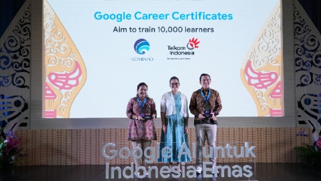 Direktur Digital Business Telkom Fajrin Rasyid (paling kanan) menerima cindera mata dari Direktur Hubungan Pemerintahan dan Kebijakan Publik Google Indonesia Putri Alam (tengah) di Jakarta