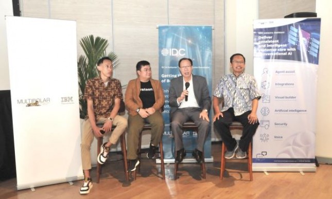 (Dari kiri ke kanan) Solution Specialist Multipolar Technology Fajar Try Putra, Data AI & Automation Technical Leader IBM Indonesia Wisnu Pranajaya, Director Enterprise Application Services Business Multipolar Technology Jip Ivan Sutanto, dan Senior Vice President Multipolar Technology Achmad Fakhrudin sedang menjelaskan tentang keunggulan solusi IBM watsonx dan IBM Security Guardium dalam penerapan GenAI bagi perusahaan kepada peserta seminar _“Getting the Best of Both Worlds: Enhanced Growth through AI an