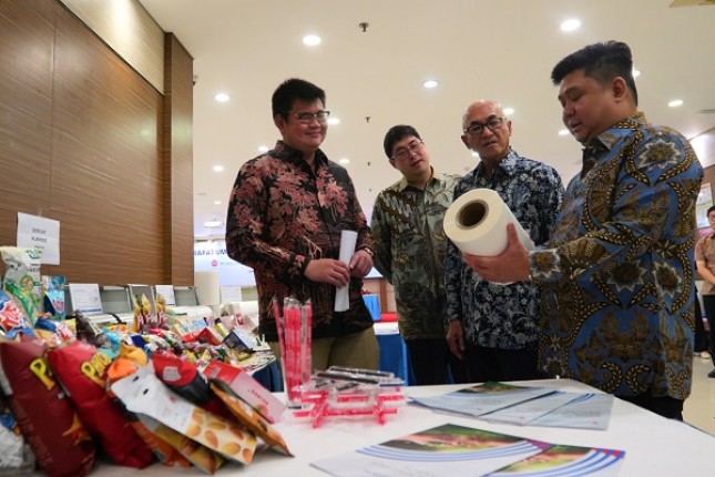 Direksi PT Indopoly Swakarsa Industry Tbk (IPOL) Kiri-Kanan: Jeffrey Halim, Wakil Direktur Utama. Gordon Zhao Yu Giang, Direktur. Irawan Sastrotanojo, Komisaris Independen. Leo Firdaus, Direktur