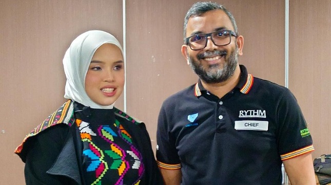 Trevor Kuna, Chief Marketing Officer QNET bersama Putri Ariani