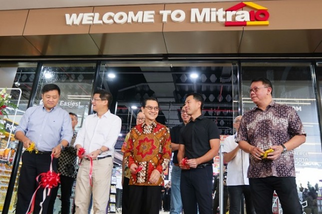 Kika: Warit Jintanawan, Direktur PT Catur Sentosa Adiprana Tbk (kedua dari kiri). Budyanto Totong, Founder dan Dirut PT Catur Sentosa Adiprana Tbk (tengah) Andy Totong, Direktur Utama Mitra10 (kedua dari kanan)