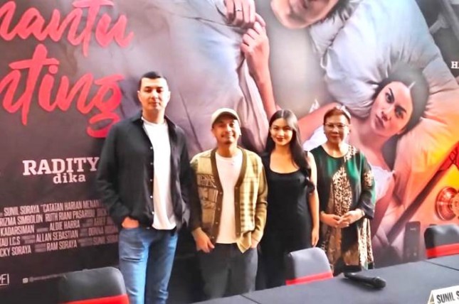 dari kiri: Sunil Soraya, sutradara film Catatan Harian Menantu Sinting bersama para cast seperti Raditya Dika, Ariel Tatum, dan Lina Marpaung.