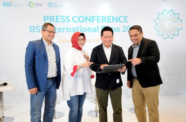 Direktur Utama BSI Hery Gunardi (kanan kedua) bersama Direktur Sales & Distribution BSI Anton Sukarna (kanan pertama), Direktur Compliance Human Capital BSI Tribuana Tunggadewi (kiri kedua) dan SVP Corporate Secretary & Communication BSI Wisnu Sunandar (kiri pertama) saat konferensi pers BSI International Expo di Sentosa Senayan Jakarta.