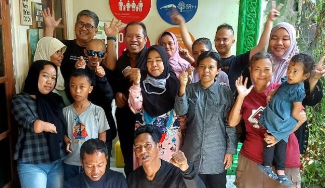 Abah Dindin bersama penerima award lainnya saat memperoleh penghargaan Kalpataru oleh Kementerian Lingkungan Hidup dan Kehutanan (KLHK)