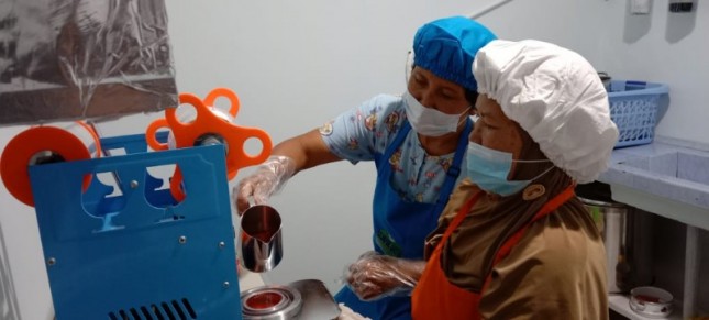 Warga mengolah bunga Rosella