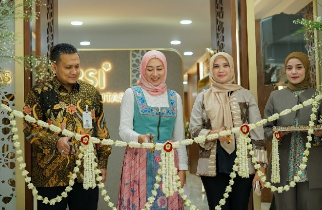 Senior Vice President Wealth Management BSI Asri Natanegeri (kiri kedua) bersama Funding & Transaction Business Deputy BSI Regional Surabaya Silvia Permatasari (kanan kedua) dan Area Manager BSI Surabaya Kota Achmad Dhany Nasution (kiri pertama) saat potong pita pada pembukaan outlet BSI Prioritas Area Surabaya pada 13 Juni 2024 lalu.