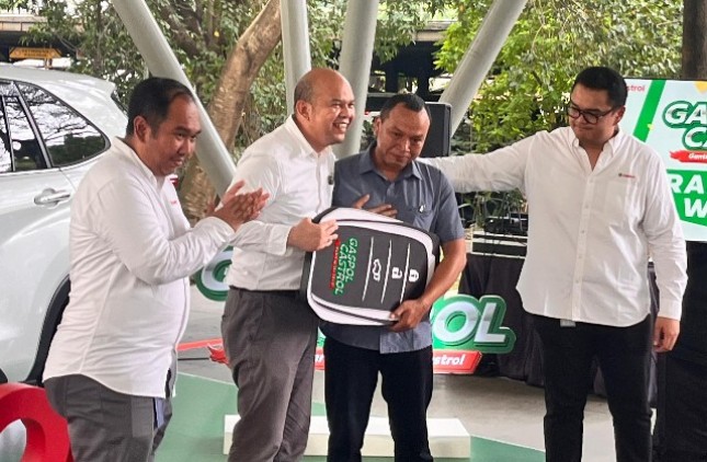 Pelanggan yang menerima hadiah Mobil dari Castrol