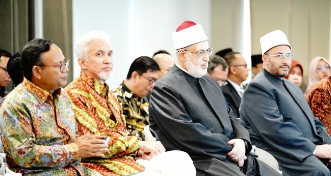 Dari ki-ka: Komisaris Independen BSI Komaruddin Hidayat, Wakil Komisaris Utama BSI Adiwarman Azwar Karim,Vice Grand Syaikh Universitas Al-Azhar Kairo HE. Prof. Dr. Mohammed Abdel Rahman Al-Duweiny dan Director General of the Council of Senior Scholars Affairs of Al-Azhar Prof. Mahmud Sedki.
