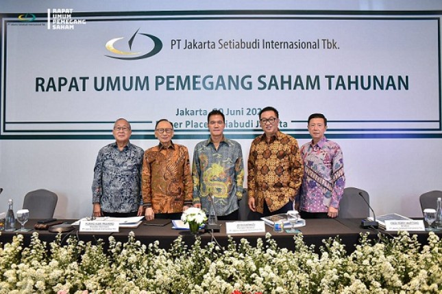 Presiden Direktur PT Jakarta Setiabudi Internasional Tbk, Jefri Darmadi, mengambil posisi di tengah ketika berfoto bersama para Direktur Perseroan lainnya usai RUPST di Jakarta. (Foto: Humas JSPT)