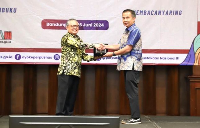 Plt Kepala Perpustakaan Nasional E. Aminudin Aziz dan Plt Gubernur Jawa Barat, Bey Machmudin.