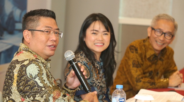 Presiden Direktur PT Provident Investasi Bersama Tbk (PALM) Tri Boewono (kiri)