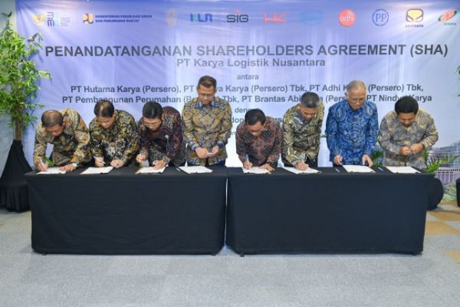 Direktur Utama SIG, Donny Arsal (empat dari kanan) dan Direktur Utama KLN, Fery Hendriyanto (kelima dari kanan) bersama para pemegang saham KLN menandatangani Amandemen dan Pernyataan Kembali Perjanjian Antar Pemegang Saham KLN di Habitare Apart Hotel Rasuna, Jakarta, pada Kamis (27/06/2024).