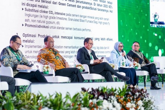 Direktur Operasi SIG Reni Wulandari (kedua kanan) saat memberikan paparan pada sesi talk show dengan topik Circular Approach to Accelerate Industrial Decarbonization dalam rangkaian acara Green Economy Expo 2024 yang diselenggarakan oleh Kementerian PPN/Bappenas di Jakarta Convention Center, Kamis (4/7/2024).