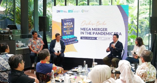 Direktur Utama BSI Hery Gunardi memaparkan materi dalam acara Diskusi Buku Mega Merger in The Pandemic Era. 