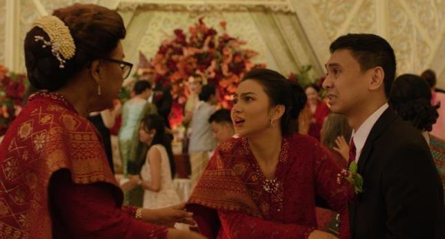 Aksi Raditya Dika dan Ariel Tatum jadi pasangan suami-istri Batak di film Catatan Harian Menantu Sinting.