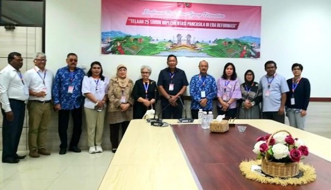 Letjen TNI (Purn) Kiki Syahnakri (ketiga dari kiri) berfoto bersama dengan para utusan dari perguruan tinggi setelah konferensi pers terkait FGD Ketiga Kaji Ulang UUD 1945 dengan thema , “Telaah 25 Tahun Implementasi Pancasila Di Era Reformasi”, di Universtias Buana Perjuangan, Karawang, Sabtu (13/07/2024).