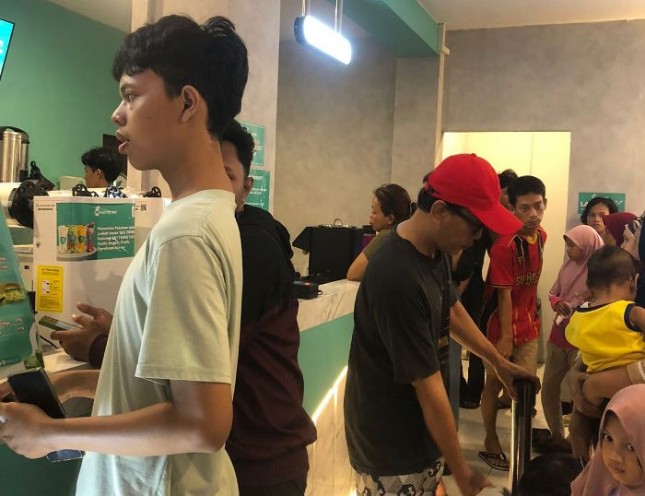 Antusiasme masyarakat di pembukaan cabang baru Master Jus di Bintara Raya Bekasi.