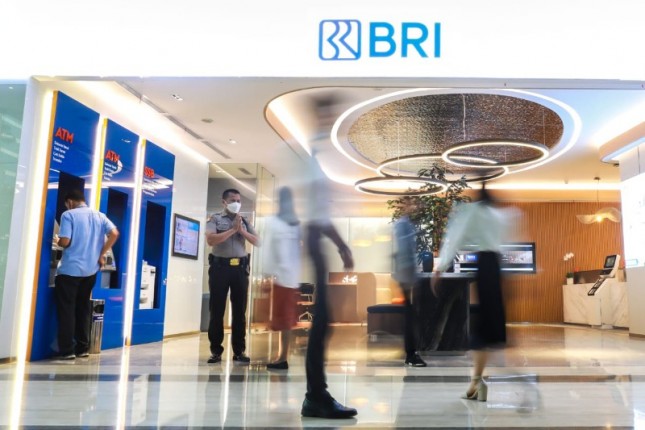 Nasabah berada di area kantor BRI bertransaksi di Mesin ATM