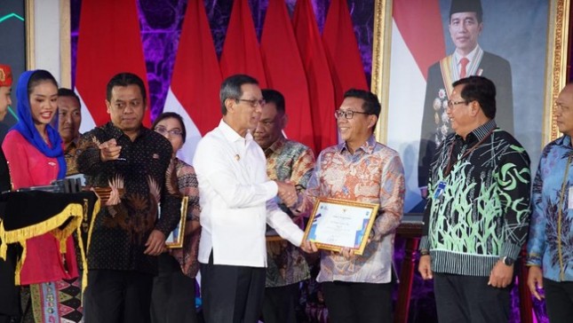 Penjabat (Pj) Gubernur DKI Jakarta, Heru Budi Hartono kepada CSR Manager UT, Himawan Sutanto yang bertempat di Balai Kota DKI Jakarta. (Foto: Arsip PT United Tractors Tbk)