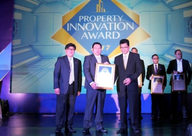 Pascall Wilson, Direktur Utama PT Modern Industrial Estat (2 dari kiri) saat menerima penghargaan The Best Innovation in Property Product Concept pada ajang Property Innovation Award 2017 
