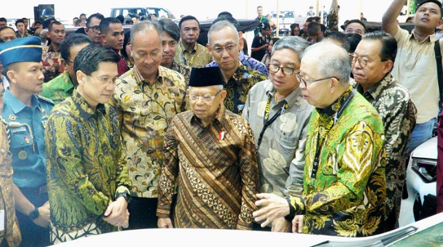 Wapres Ma'ruf Amin bersama Menperin Agus Gumiwang Kartasasmita serta Ketua Umum Gaikindo Johannes Nangoi saat mengunjungi booth Toyota