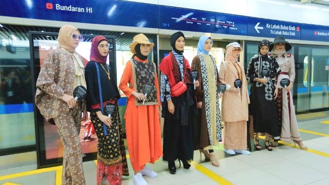 Peragaan Busana Muslim dan Audisi Model MUFFEST+ di Stasiun MRT Bundaran HI Jakarta.