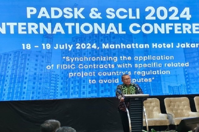 Hakim Mahkamah Konstitusi Arsul Sani, salah satu pendiri Perkumpulan Ahli Dewan Sengketa Konstruksi (PADSK) memberikan sambutan penutup International Conference bertajuk "Synchronizing the application of FIDIC Contracts with specific related project country's regulation to avoid disputes", di Jakarta
