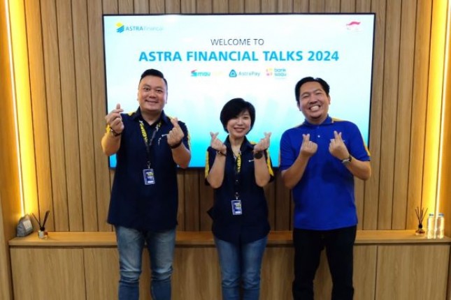 (dari kiri ke kanan): Indra Suryawan selaku CMO Maucash, Angela Lew Dermawan selaku Chief Digital Business Officer Bank Saqu, dan Karnanda Kurniardhi selaku Vice President Partnership AstraPay saat sesi foto bersama pada acara Astra Financial Talk di main booth Astra Financial, Hall 7 ICE BSD Tangerang, Senin (22/07).