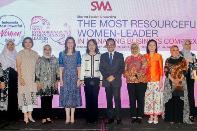 Direktur Operasi SIG, Reni Wulandari (keempat kanan) bersama penerima penghargaan pada ajang Indonesia Most Powerful Women Business Leaders di Hotel Shangri-La Jakarta, pada Senin (15/7/2024). 