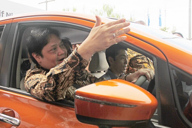 Menteri Perindustrian, Airlangga Hartarto saat mencoba Mobil listrik Nissan Note e-Power