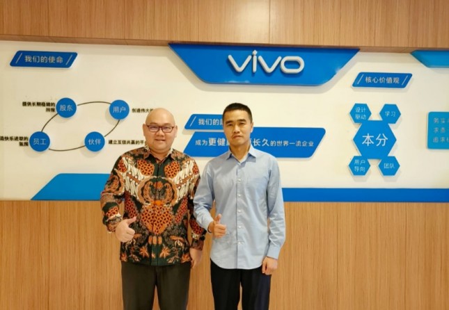 Haryanto, Direktur Marketing Internasional (China Market) President University bersama Pimpinan Vivo Indonesia