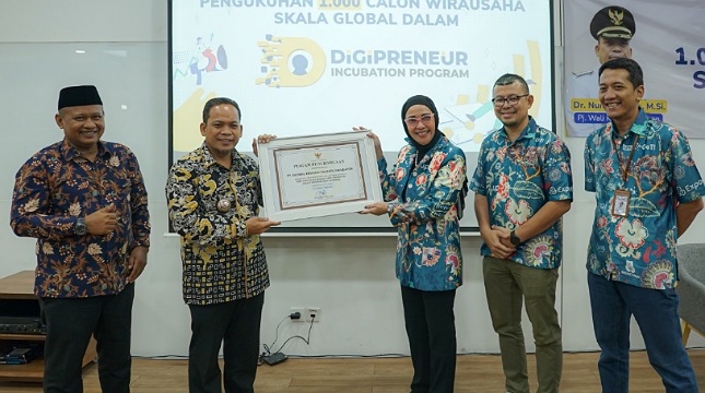 Walikota Tangerang, Nurdin saat mengukuhkan 1000 calon wirausaha skala global dalam acara Digipreneur Incubation Program