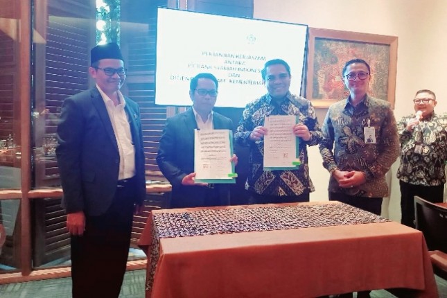 (Dari ki-ka) Direktur Urusan Agama Islam & Pembinaan Syariah Kementerian Agama RI Prof Dr Adib, Direktur Jenderal Bimas Islam Kementerian Agama RI Prof Dr Kamarudin Amin MA, Direktur Sales & Distribution BSI Anton Sukarna, dan SVP Islamic Ecosystem Solution BSI Muhammad Syukron Habiby pada Penandatangan Perjanjian Kerjasama BSI dengan Bimas Islam Kemenag terkait Program Bantuan Masjid Ramah di Penang Bistro Kebon Sirih Jakarta