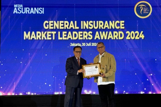 BRI Insurance saat menerima Market leader award