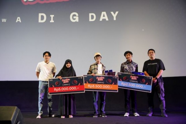 Kiri (Perwakilan kemenparekraf), perwakilan juara kategori universitas, perwakilan juara kategori SMA, Kanan(Yandi laurens)