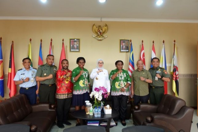 kiri-ka:Kol Adm Edi Purnomo, S.I.P. (Kasubdit Jian Ekonomi Ditjian Ekonomi & SKA, Debidjianstrat), Brigjen TNI M. Rohadi, S.Sos (Direktur Progbangjian Debidjianstrat), Stefanus Mega Panda (Ketua APKASIDO PERJUANGAN,. Provinsi Papua Selatan), Katarina Mariana Yaas (Anggota MRP-PPS Bidang Perempuan), Prof. Dr. Ir. Reni Mayerni. M.P (Deputi Pengkajian Strategik Lemhannas RI), Yohana K Gebze (Wakil Ketua MRP-PPS), AM Putut Prabantoro (Taprof Bidang Ideologi, Lemhhans RI) dan Kolonel Czi Sriyanto, M.I.R., M.A.