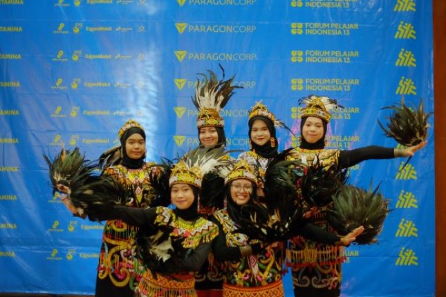 Pelajar asal Kalimantan Timur menampilkan Youth Cultural Performance sebagai salah satu rangkaian kegiatan FOR 13 yang diselenggarakan oleh Indonesia Student Youth Forum (ISYF) sepanjang 30 Juli hingga 4 Agustus 2024 di Jakarta. FOR 13 yang tahun ini mengangkat tema Bersatu, Berdaya, Berkarya”! diikuti oleh 196 pelajar SMA/ SMK terpilih dari 34 provinsi di Indonesia.