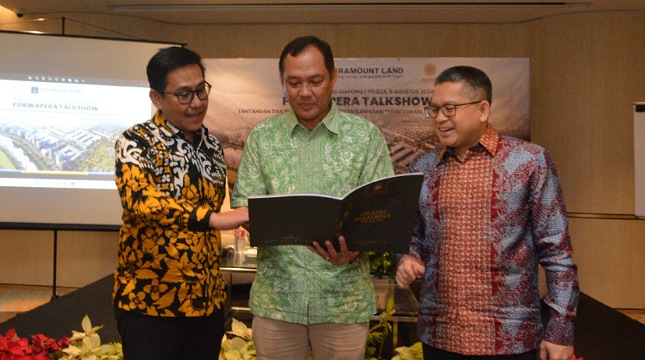 Presiden Direktur Paramount Land, M. Nawawi bersama Direktur Paramount Land, Norman Daulay serta Pengamat Tatakota dari Universitas Trisakti, Nirwono Joga