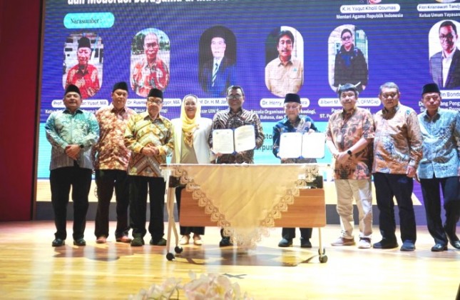 Penandatanganan nota kesepahaman antara Perpusnas dan STAIB di sela-sela Seminar Nasional Barus