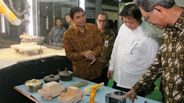 Menteri Perindustrian Airlangga Hartarto melakukan kunjungan kerja di PT Yogya Presisi Teknikatama (YPTI),