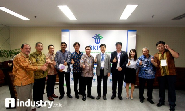 Ketua HKI Sany Iskandar dan pengurus HKI bersama President and CEO, KICOX Eun-Hui Bae usai penandatanganan kerjasama kawasan industri di Indonesia, Jakarta, Rabu (15/11)-dok INDUSTRY.co.id